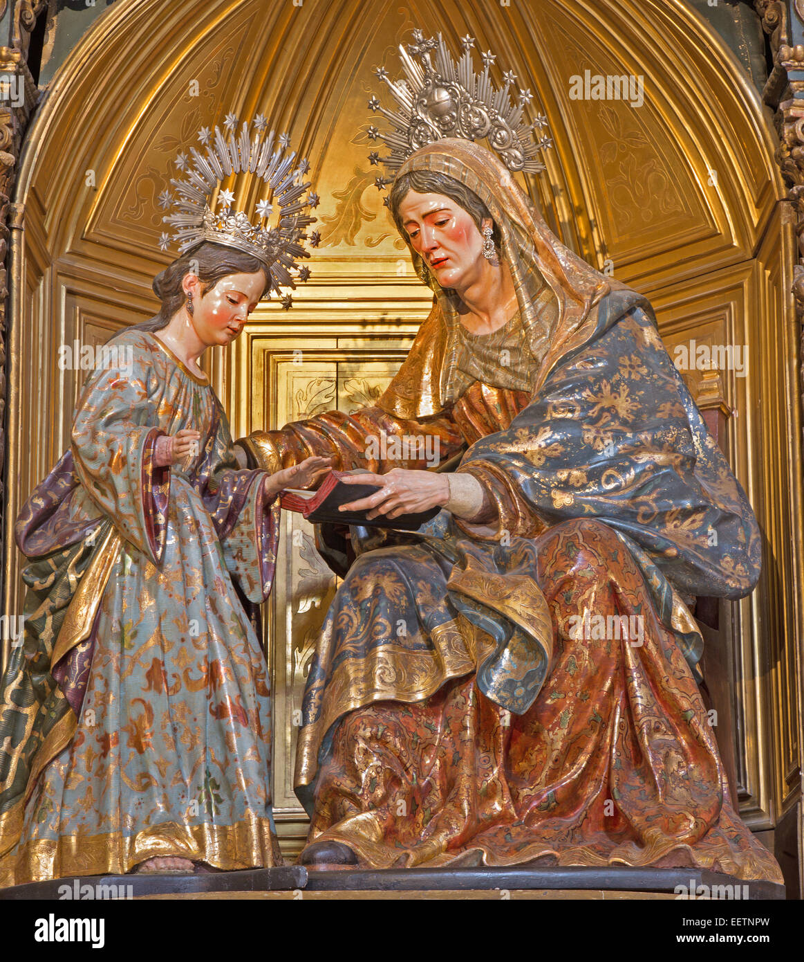 Sevilla - die St.-Anna- und Kind Mary aus dem Jahr 1714 von Jose Montes de Oca auf Seite Alta des barocken Kirche von El Salvador Stockfoto