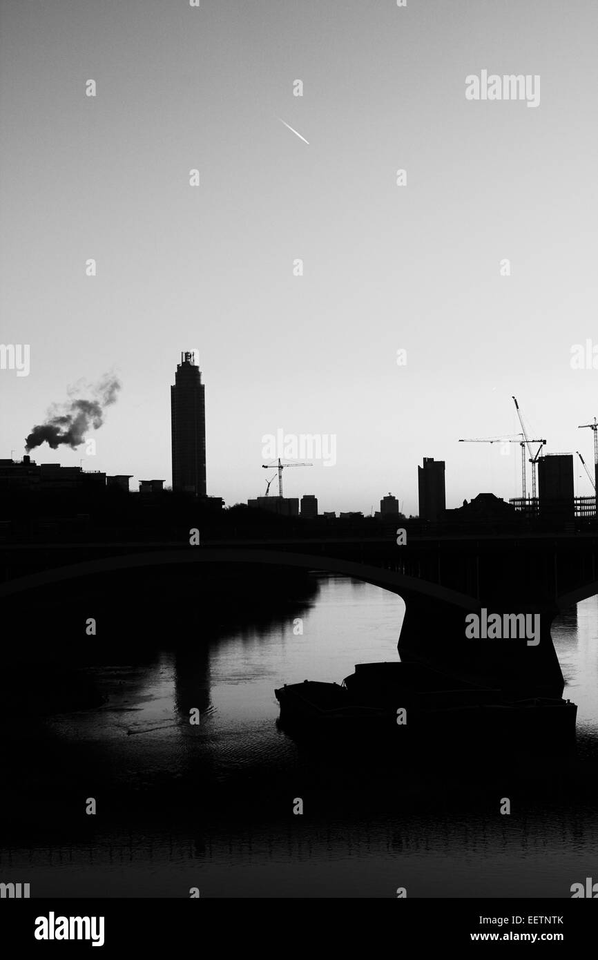 Battersea Eisenbahnbrücke und St George Wharf Tower in der Morgendämmerung, London, England Stockfoto