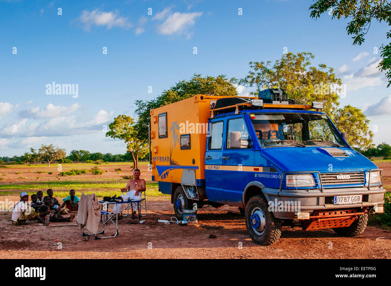 Mann mit 4 x 4 Expeditionsmobil camping im Busch, Mali. Stockfoto