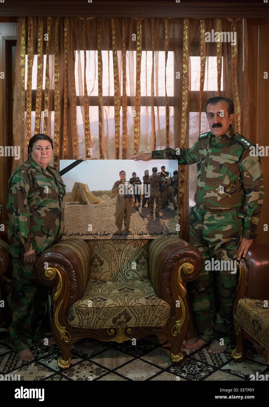 Nasrin Hamalaw und Yousuf Majid mit einem Bild von ihrer toten Tochter Kapitän Dadfar Yousuf, Sulaymaniyah, Kurdistan, Irak Stockfoto