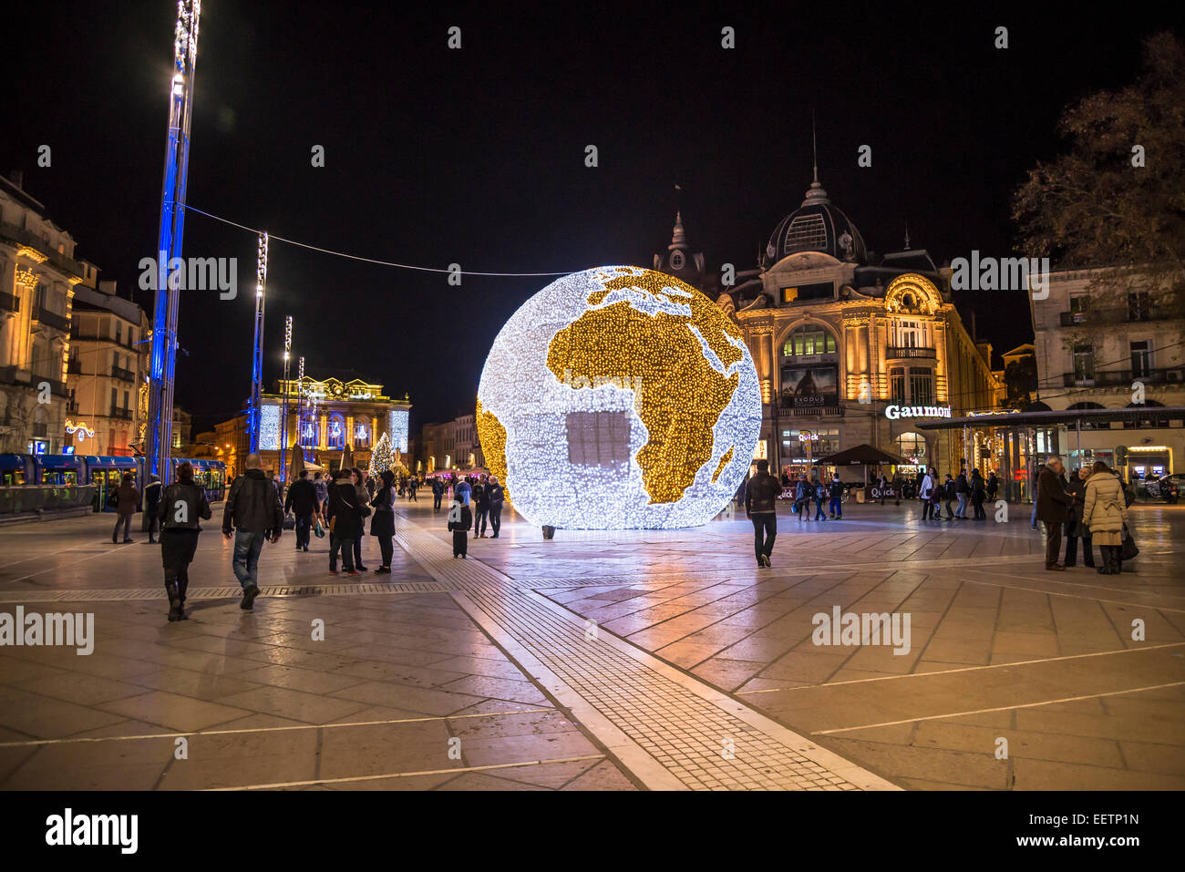 Beleuchtete Globus am Place De La Comedie in der Weihnachtszeit, Montpellier, Frankreich Stockfoto