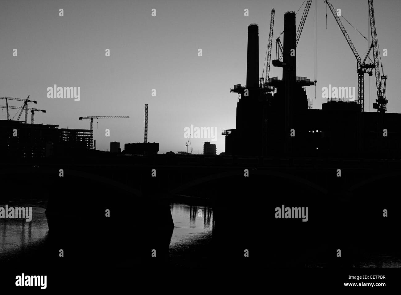 Battersea Power Station und Stadtlandschaft Silhouette im Morgengrauen West London England Europa Stockfoto