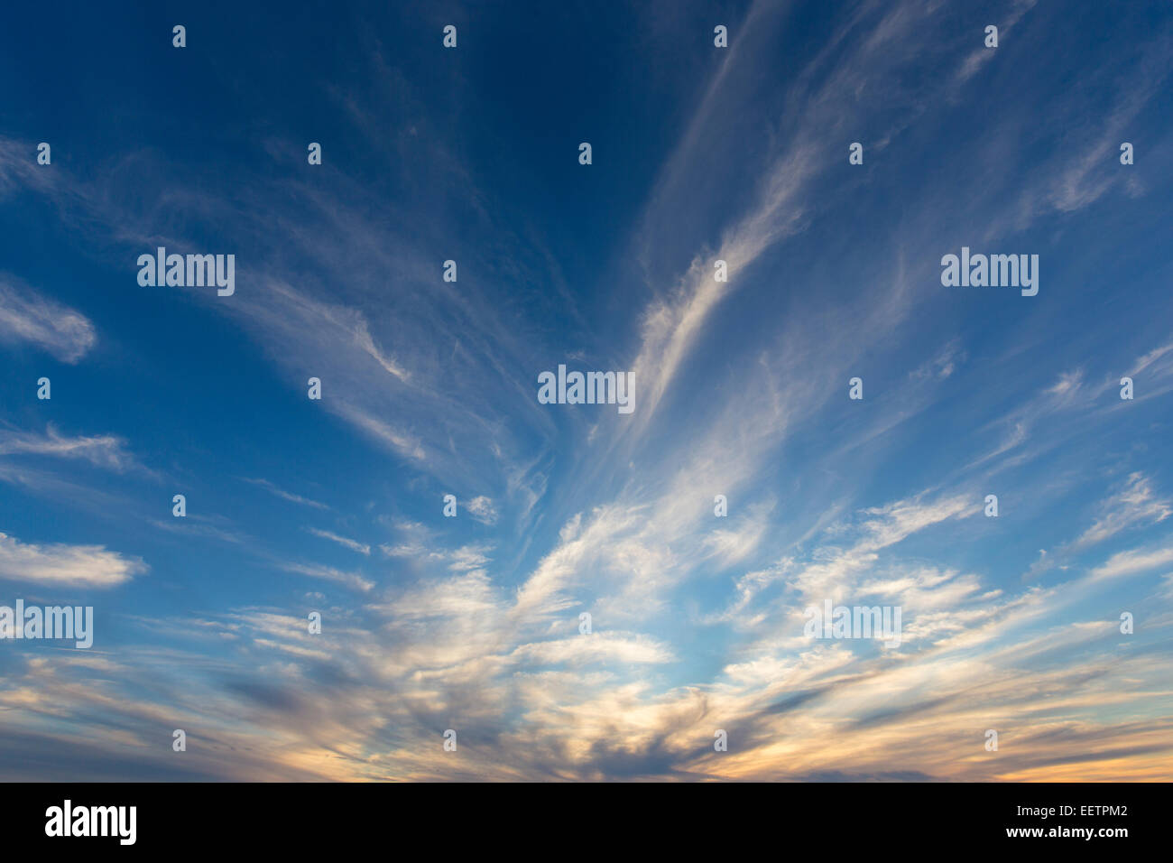 Feine weiße Wolkenfetzen Himmel bei Sonnenuntergang über dem Golf von Mexiko am Caspersen Beach in Venice Florida Stockfoto