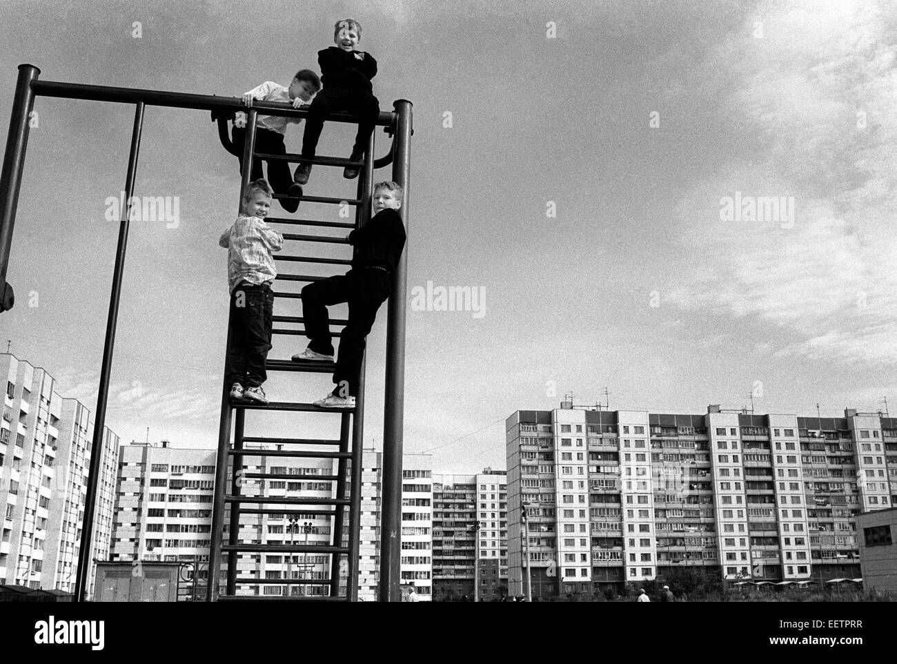 Kinder spielen in der Nähe von Wohnblock in ärmeren Stadtteil von Sankt Petersburg Russland Stockfoto