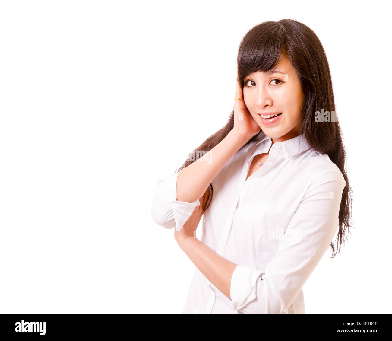 Chinesin mit Hand am Gesicht lächelnd Stockfoto