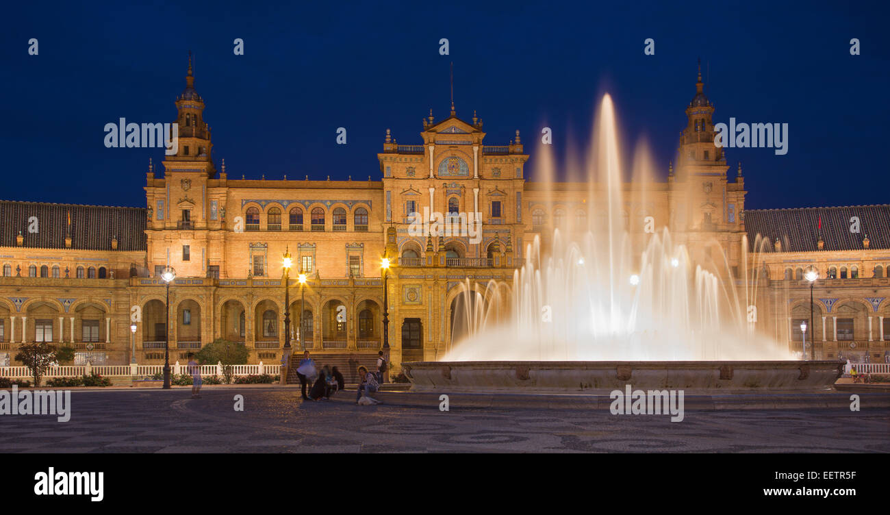 Sevilla - Plaza de España entworfene Anibnal Gonzalez (1920er Jahre) im Jugendstil und Neo-Mudéjar-Stil in der Abenddämmerung. Stockfoto