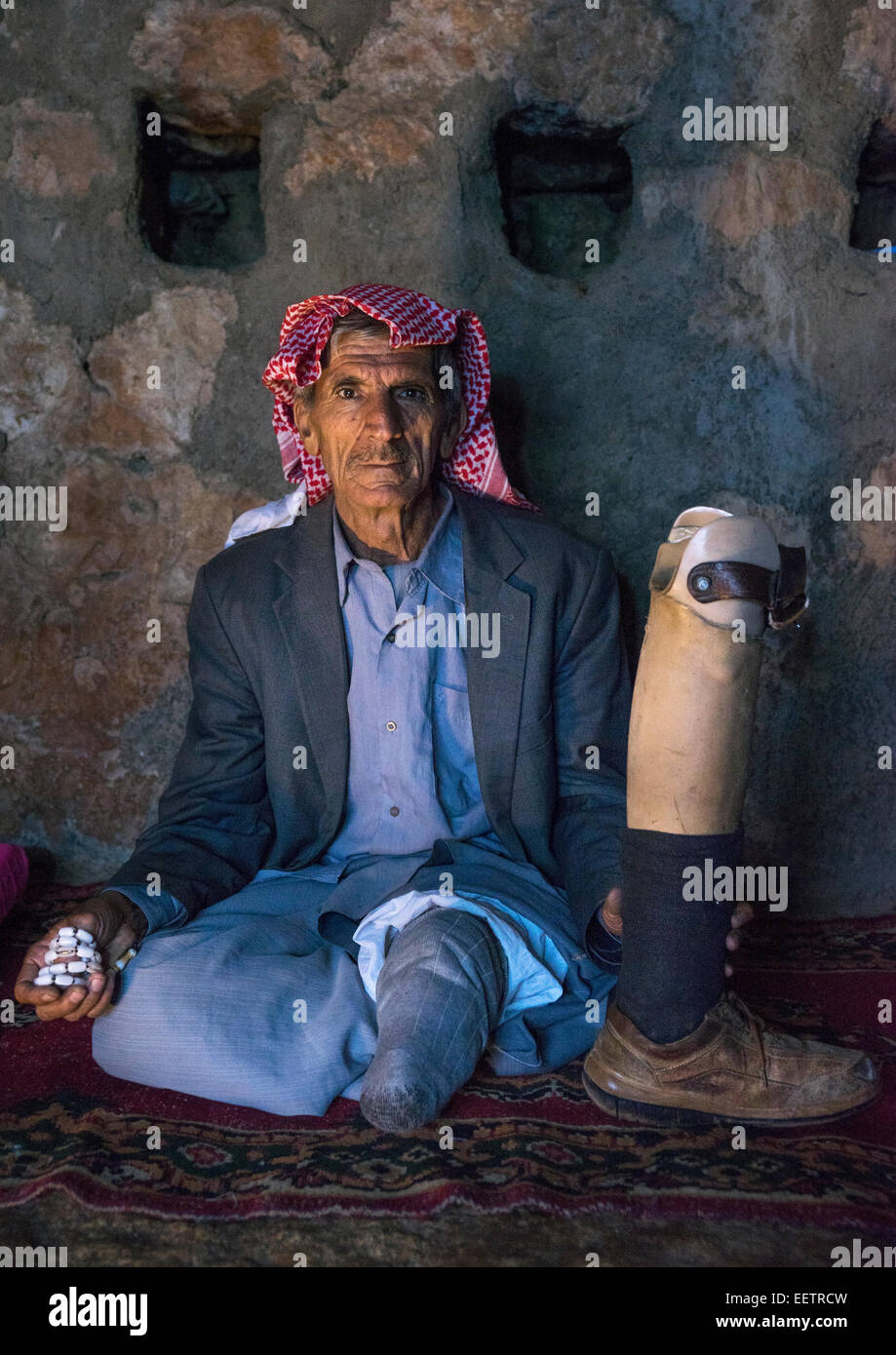 Amputierten Yezedi Flüchtling Mann aus Sindschar verdrängt lebt In Lalesh Tempel, Kurdistan, Irak Stockfoto