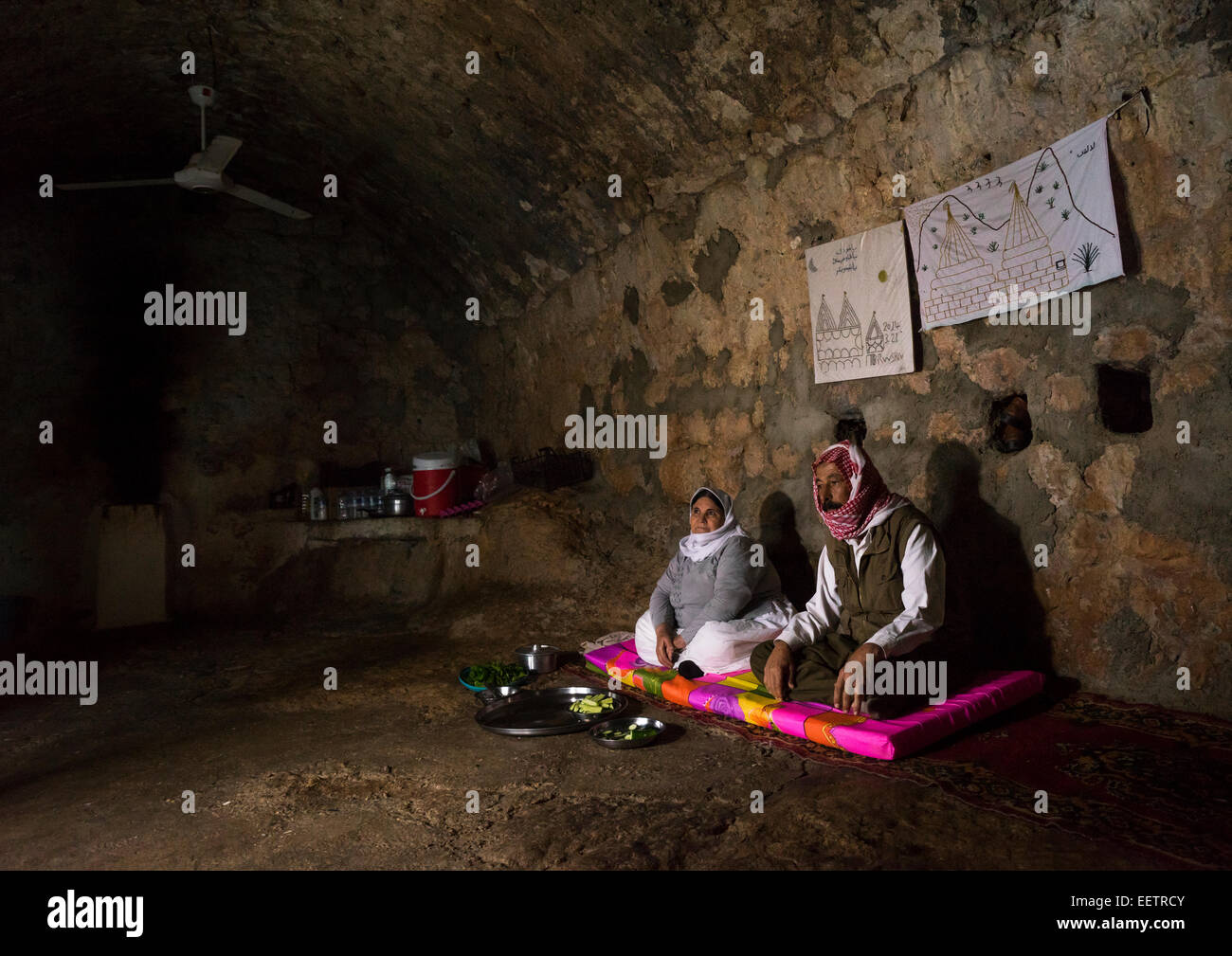Yezedi Flüchtlinge aus Sindschar lebendigen inneren Lalesh Tempel, Kurdistan, Irak Stockfoto