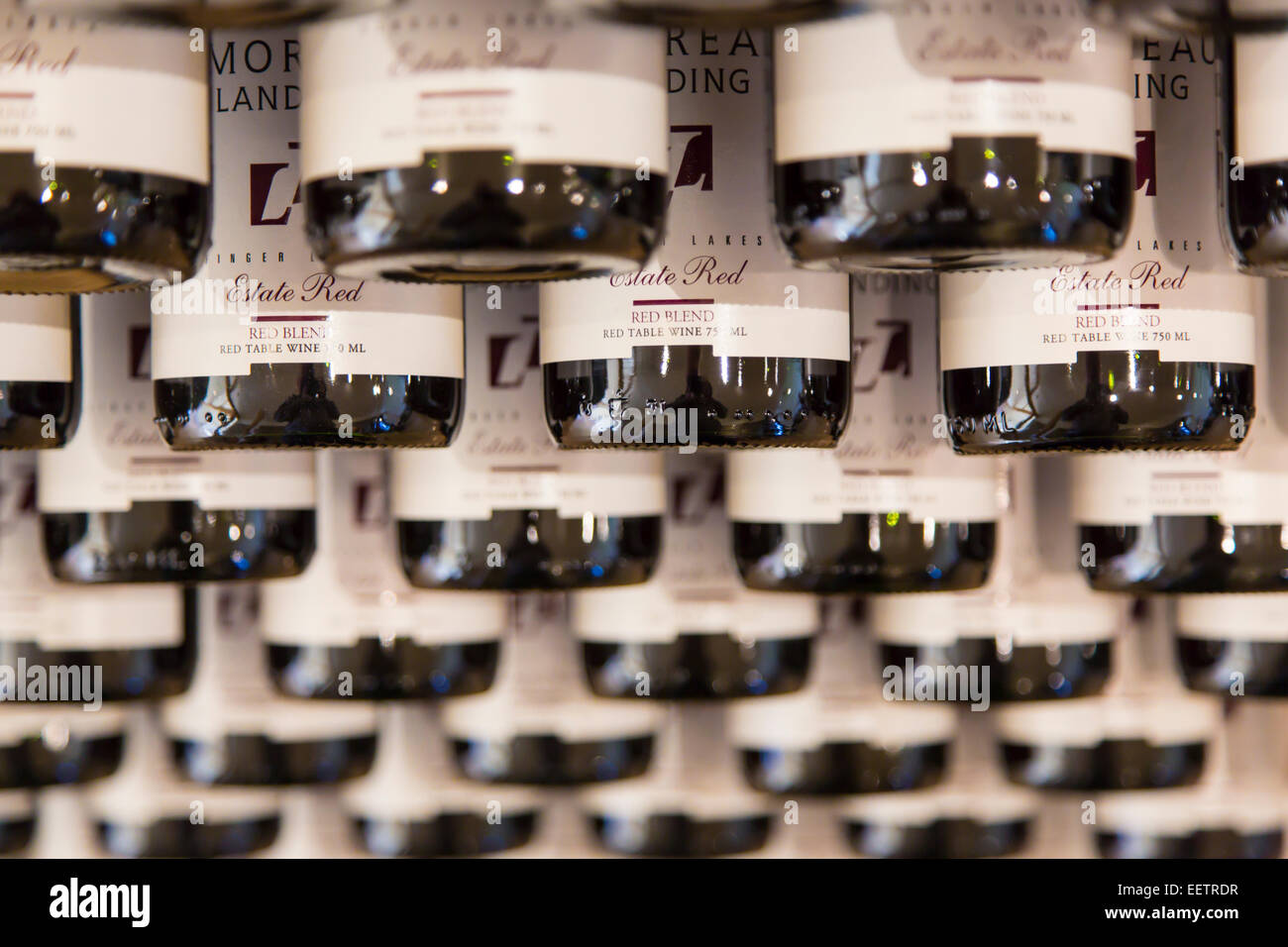Weinflaschen im Rack in einem Weingut in der Finger Lakes Region des Staates New York Stockfoto
