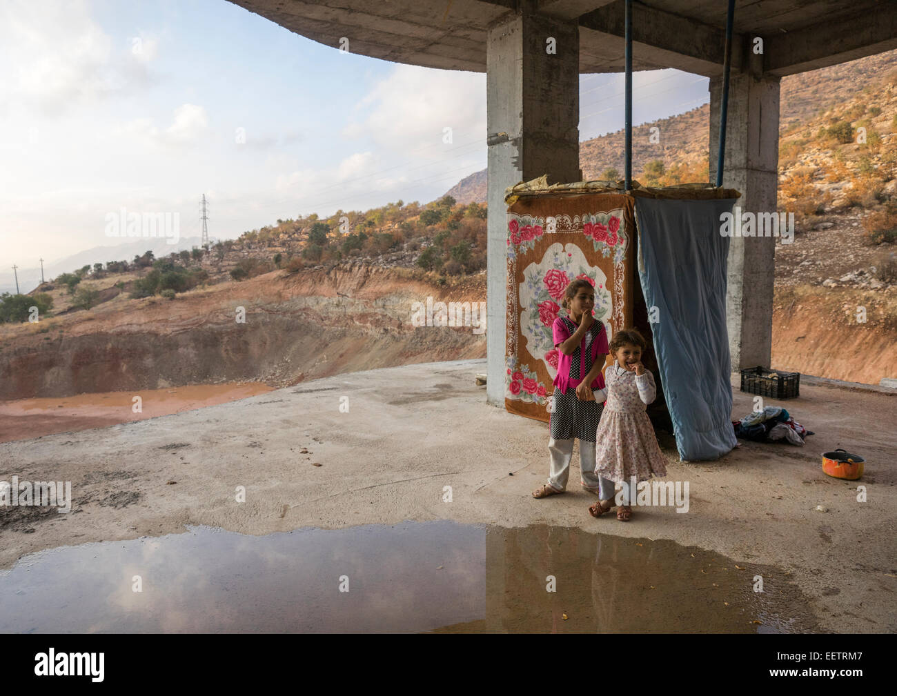 Yezidische Flüchtlinge aus Sindschar Leben In einer unter Construction Building, Duhok, Kurdistan, Irak Stockfoto