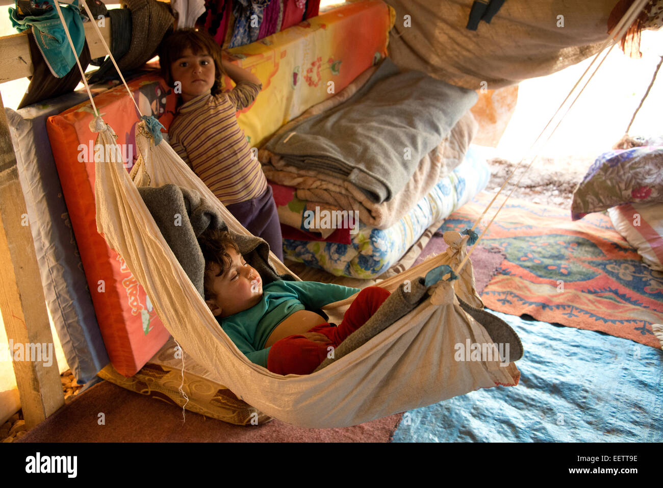 Baby schläft in Hängematte, syrischen Flüchtlingslager, Libanon Stockfoto