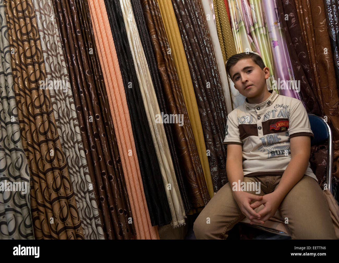 Junge, Verkauf von Kleidung In Qaysari Basar, Erbil, Kurdistan, Irak Stockfoto