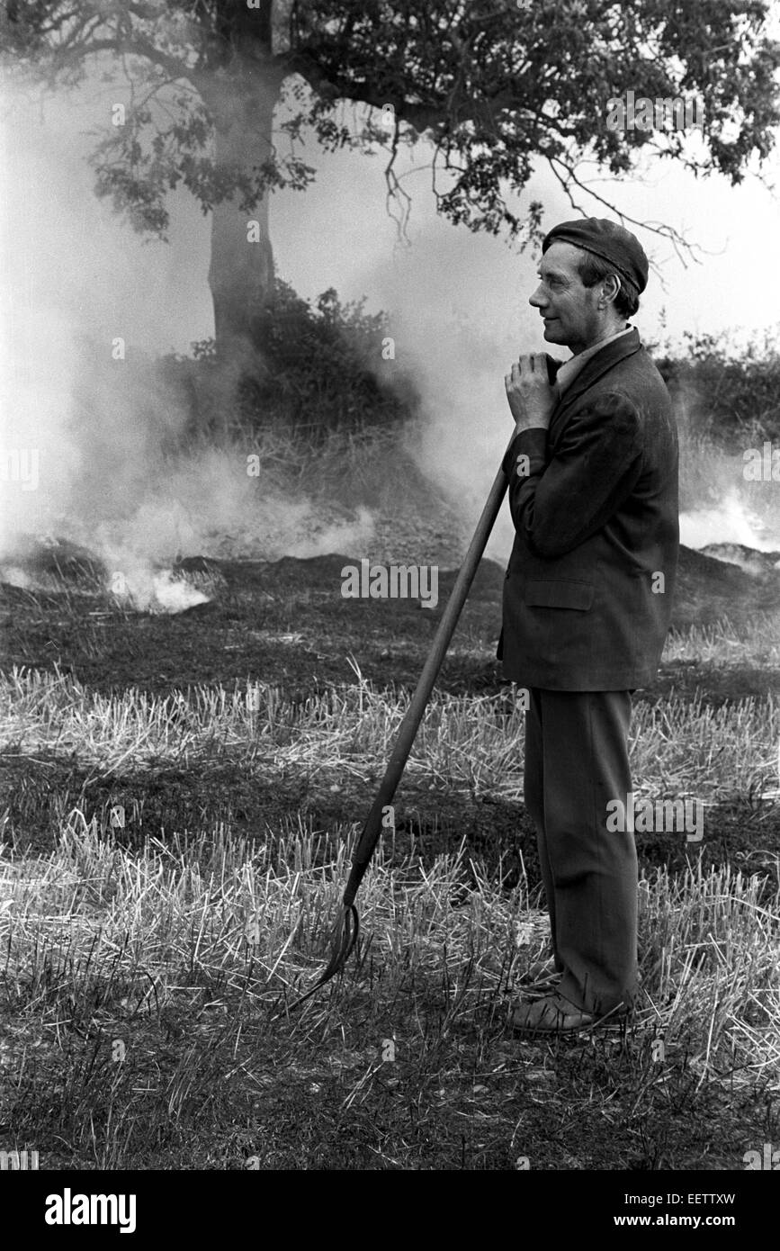 Landwirt tun jährlichen brennen seine Felder zur Vorbereitung der nächsten Jahre ernten Shropshire, England Stockfoto