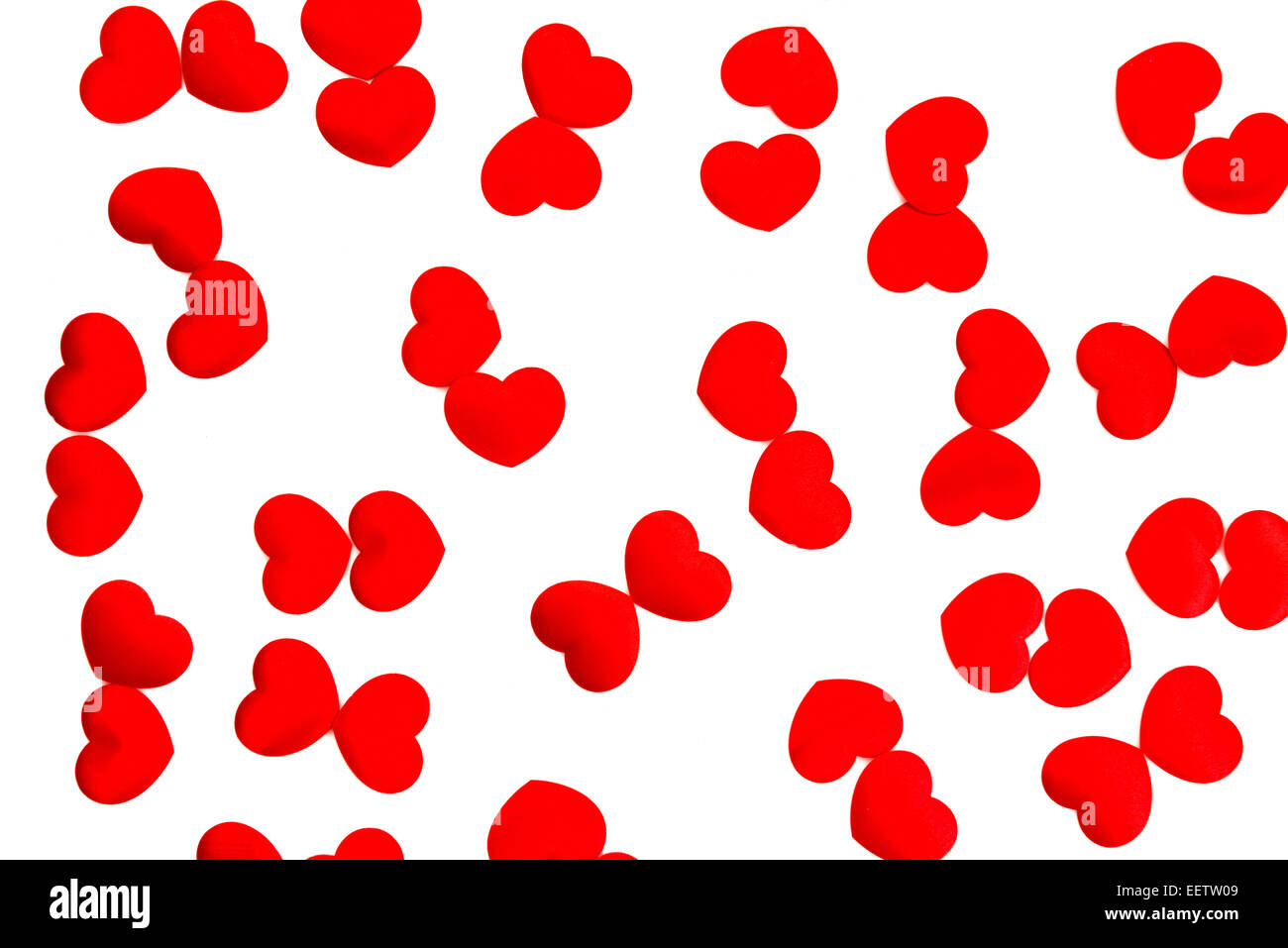 Rote Herzen verstreut auf weißem Hintergrund - Konzept der Liebe Stockfoto