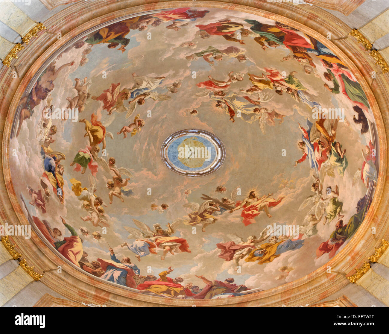Wien - die Himmelfahrt der Jungfrau Maria Fresko in der Kuppel der Salesianerkirche Barockkirche von Antonio Pellegrini (1675 – 1741). Stockfoto
