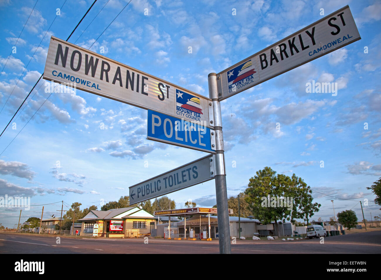 Wegweiser auf dem Barkly Highway bei Camooweal, kleines Dorf im nordwestlichen Queensland, Australien Stockfoto
