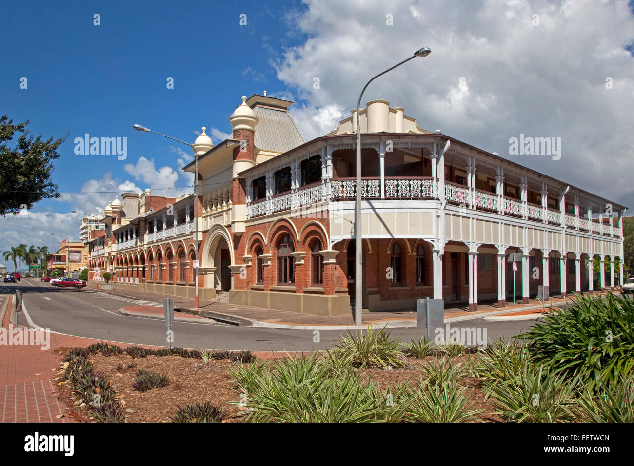 Ehemalige Queens Hotel am Strand in der indischen Kolonialstil-Architektur in Townsville, Küste von Queensland, Australien Stockfoto