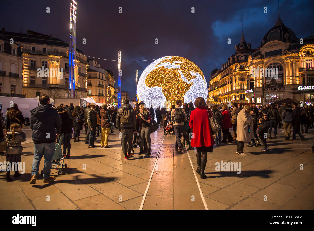 Beleuchtete Weltkugel auf die Place De La Comedie zur Weihnachtszeit, Montpellier, Frankreich Stockfoto