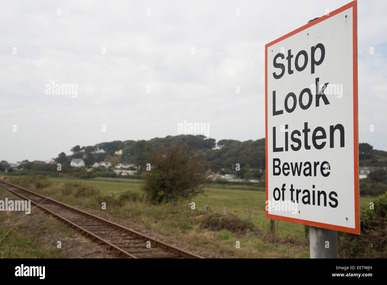 Besuchen Sie sehen hören Hüten Sie sich vor Züge Zeichen Eisenbahnlinie. Ländliche Bahnlinie. Fußgängerzone Bahnübergang. Stockfoto