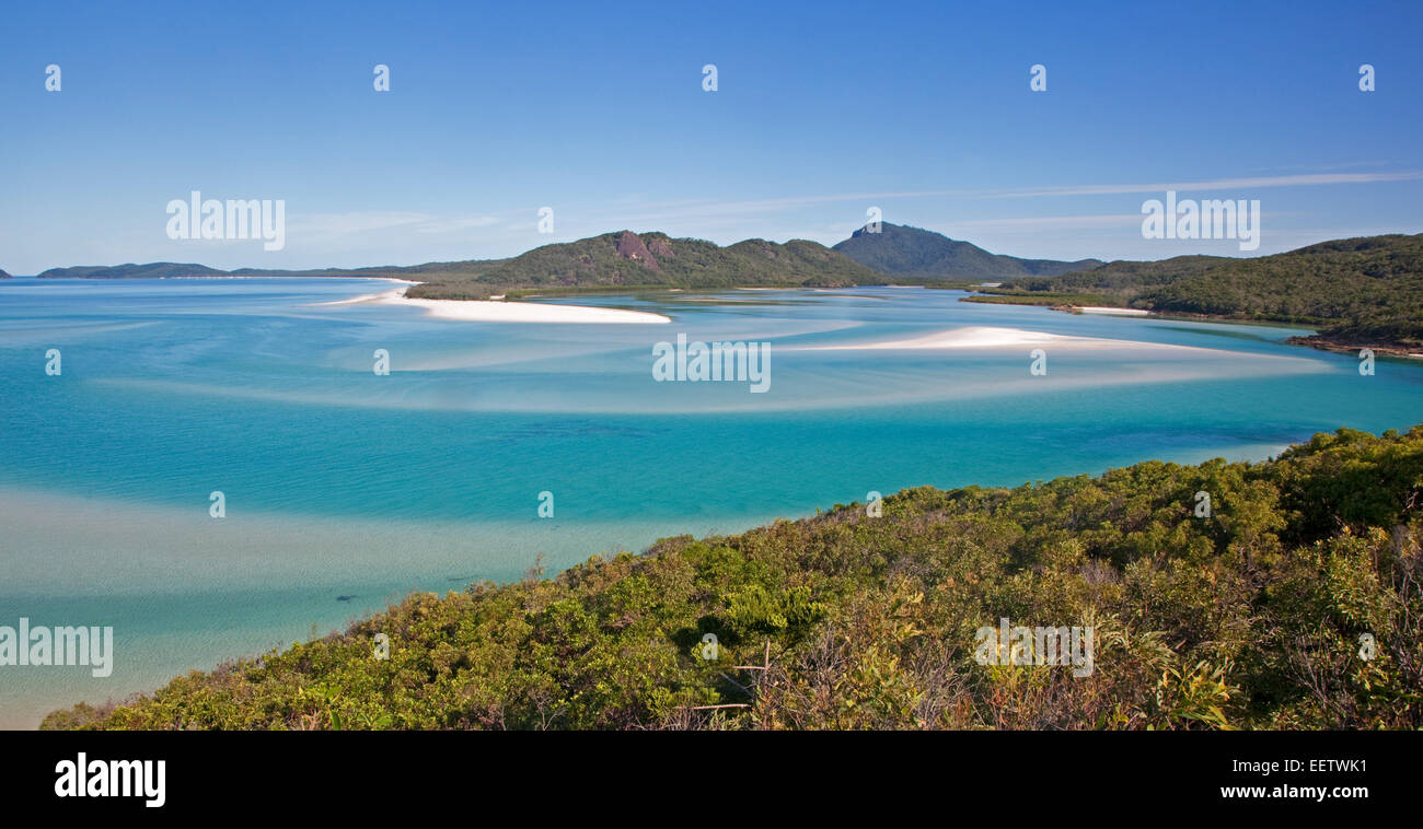 Stränden und türkisblauem Wasser in der Bucht von Whitehaven Beach auf Whitsunday Island in der Coral Sea, Queensland, Australien Stockfoto