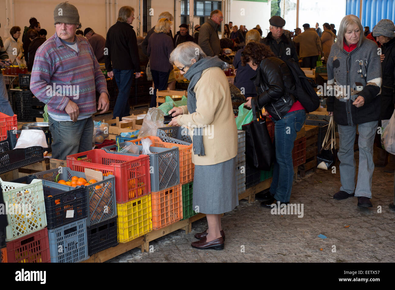 alte portugiesische Frau kaufen Gemüse auf einem Markt in Portugal Stockfoto