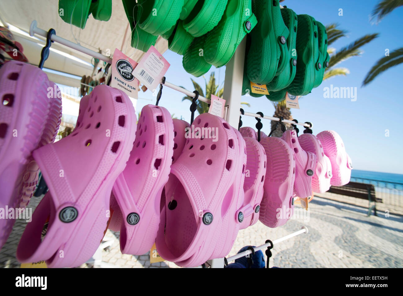 Geschäft mit Crocs Schuhe von Praia da Luz Stockfoto