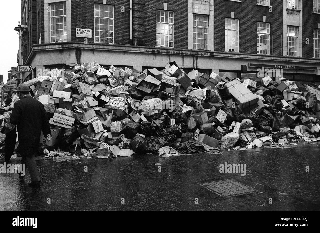 Müll Streik links Berge von Abfall und Müll in Central London Straßen im Winter 1979 Unzufriedenheit UK Stockfoto