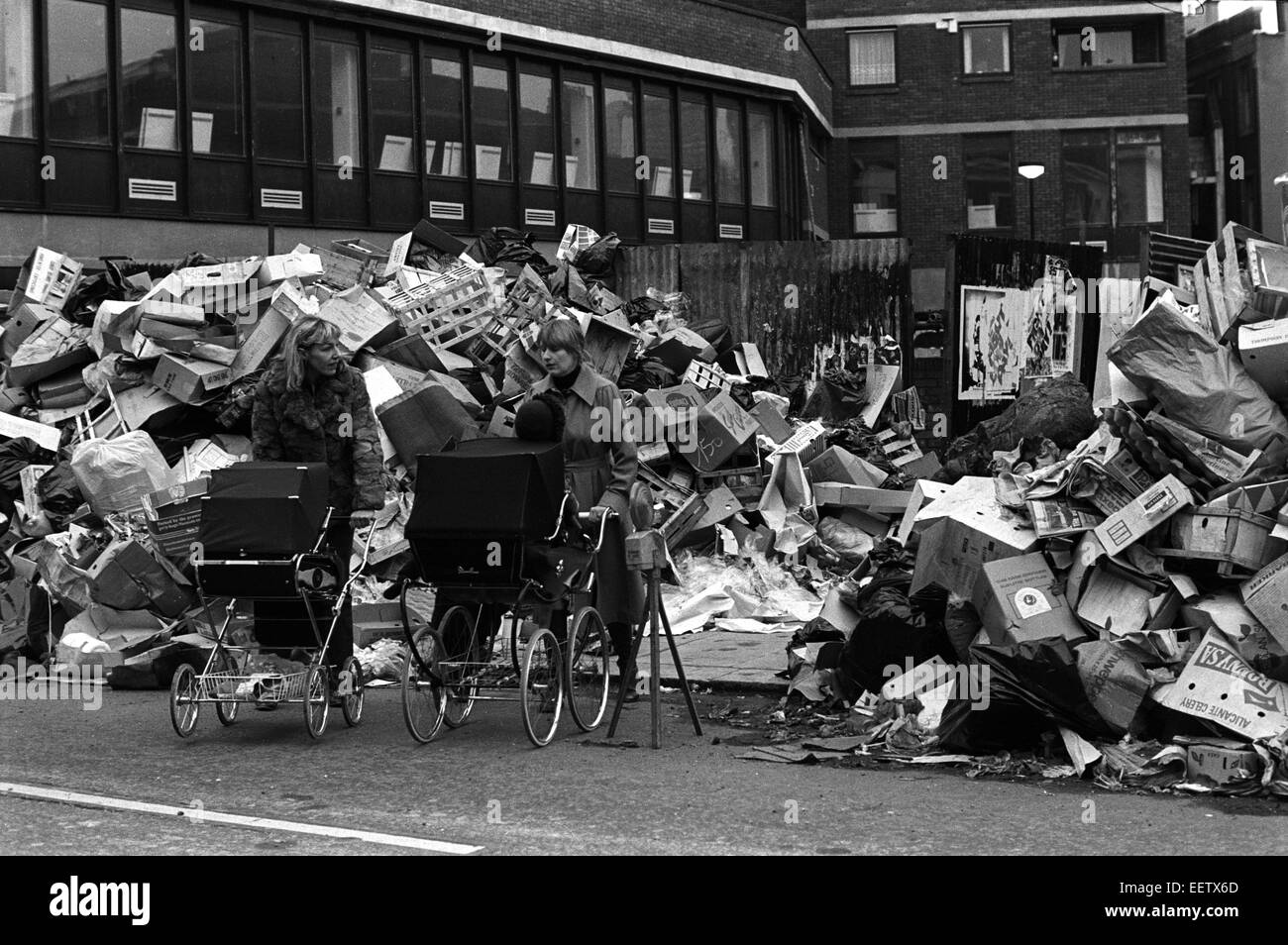 Müll Streik links Berge von Abfall und Müll in Central London Straßen im Winter 1979 Unzufriedenheit UK Stockfoto