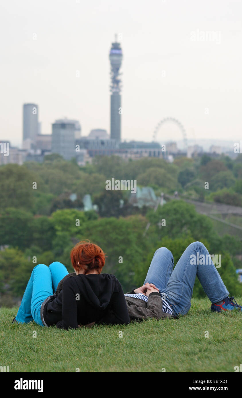 Junge Menschen, die Geselligkeit auf Primrose Hill, im Regents Park, London. Stockfoto