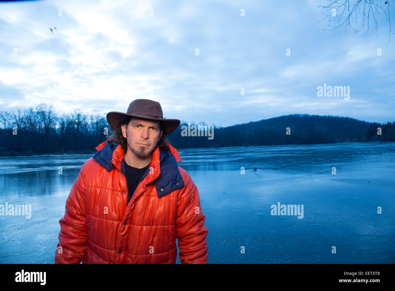 Outdoor-Abenteurer auf vereisten Teich Stockfoto