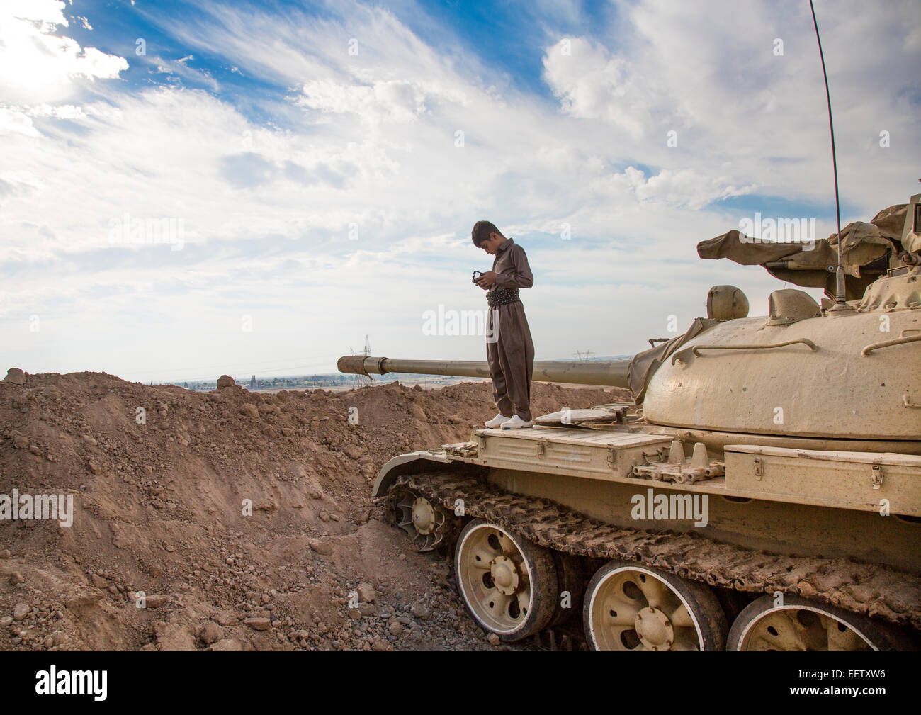 Kurdische Kind auf einen Tank, Kirkuk, Kurdistan, Irak Stockfoto