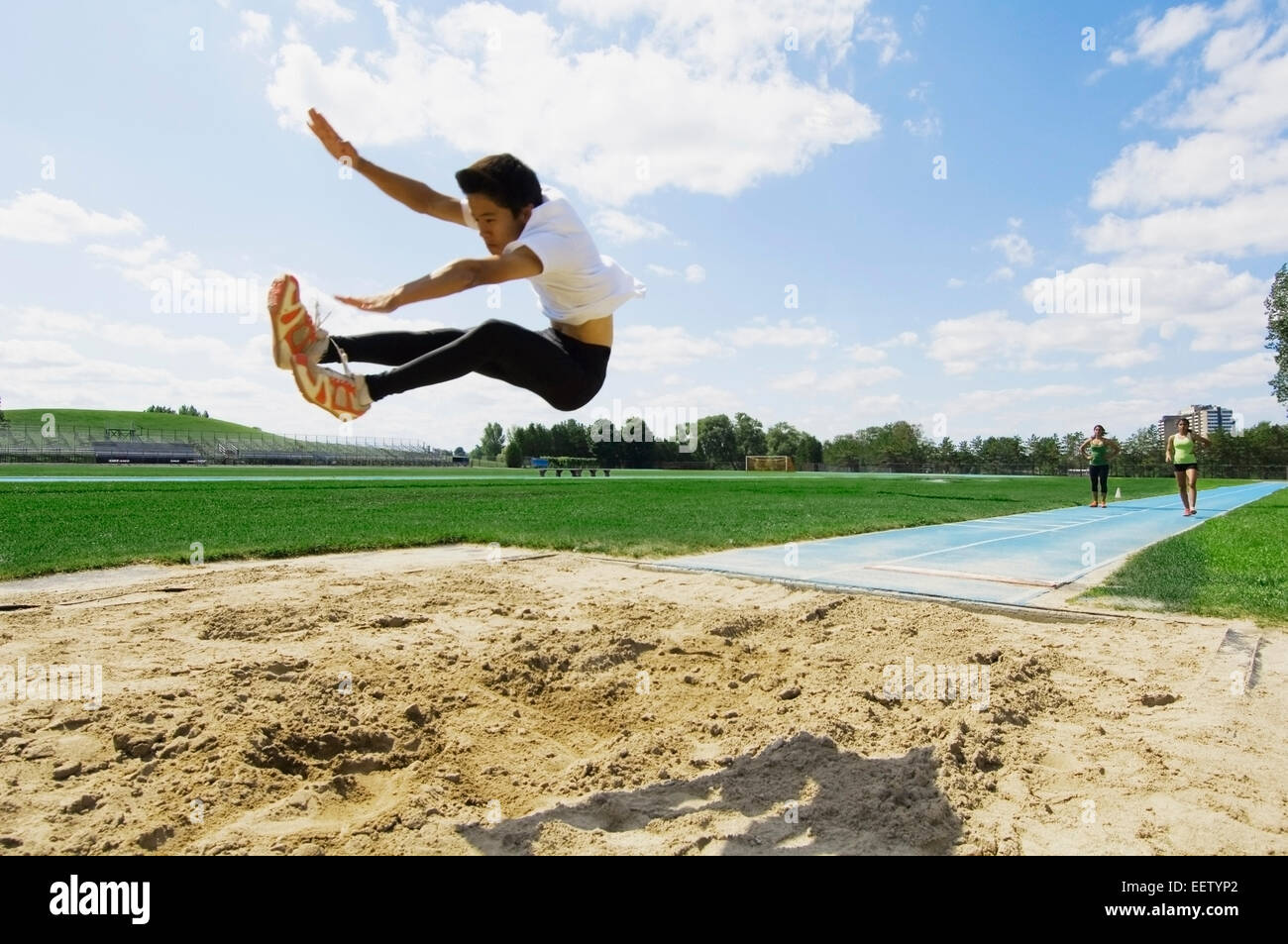 Springen Weit Long jump asian athlete -Fotos und -Bildmaterial in hoher Auflösung – Alamy