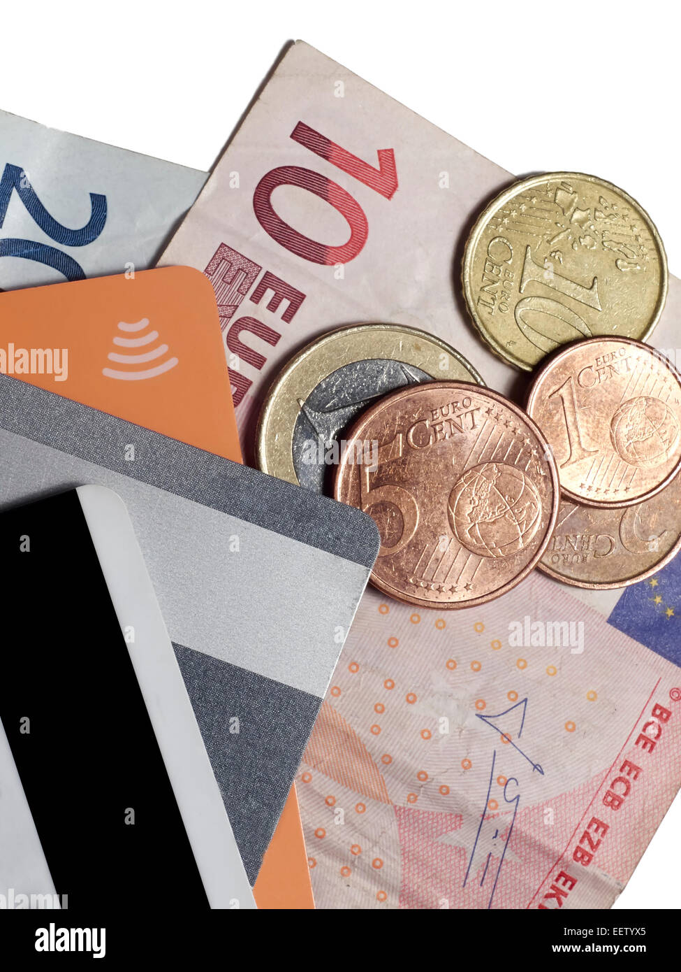Euro-Münzen und Banknoten und kontaktlosen Kreditkarten mit NFC-Technologie für e-commerce Stockfoto
