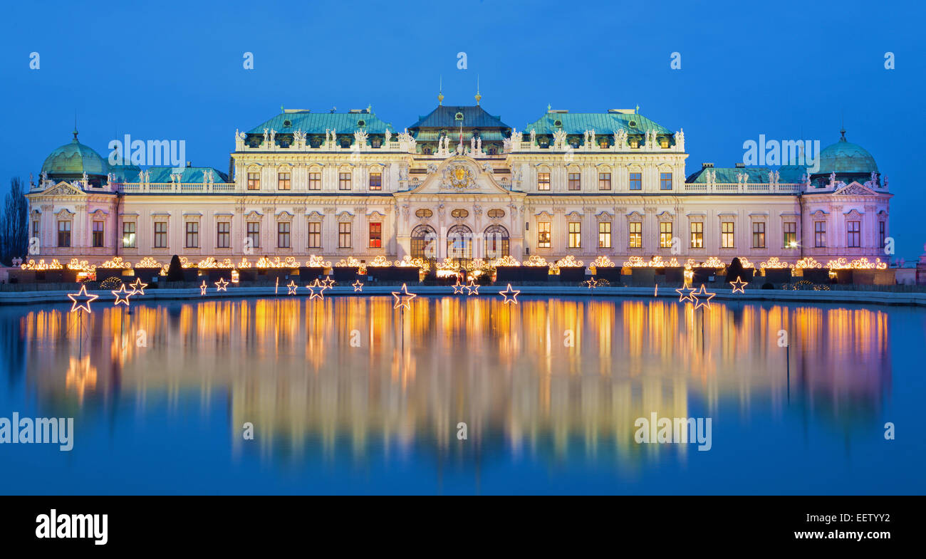 Wien - Schloss Belvedere auf dem Weihnachtsmarkt in Dämmerung Stockfoto