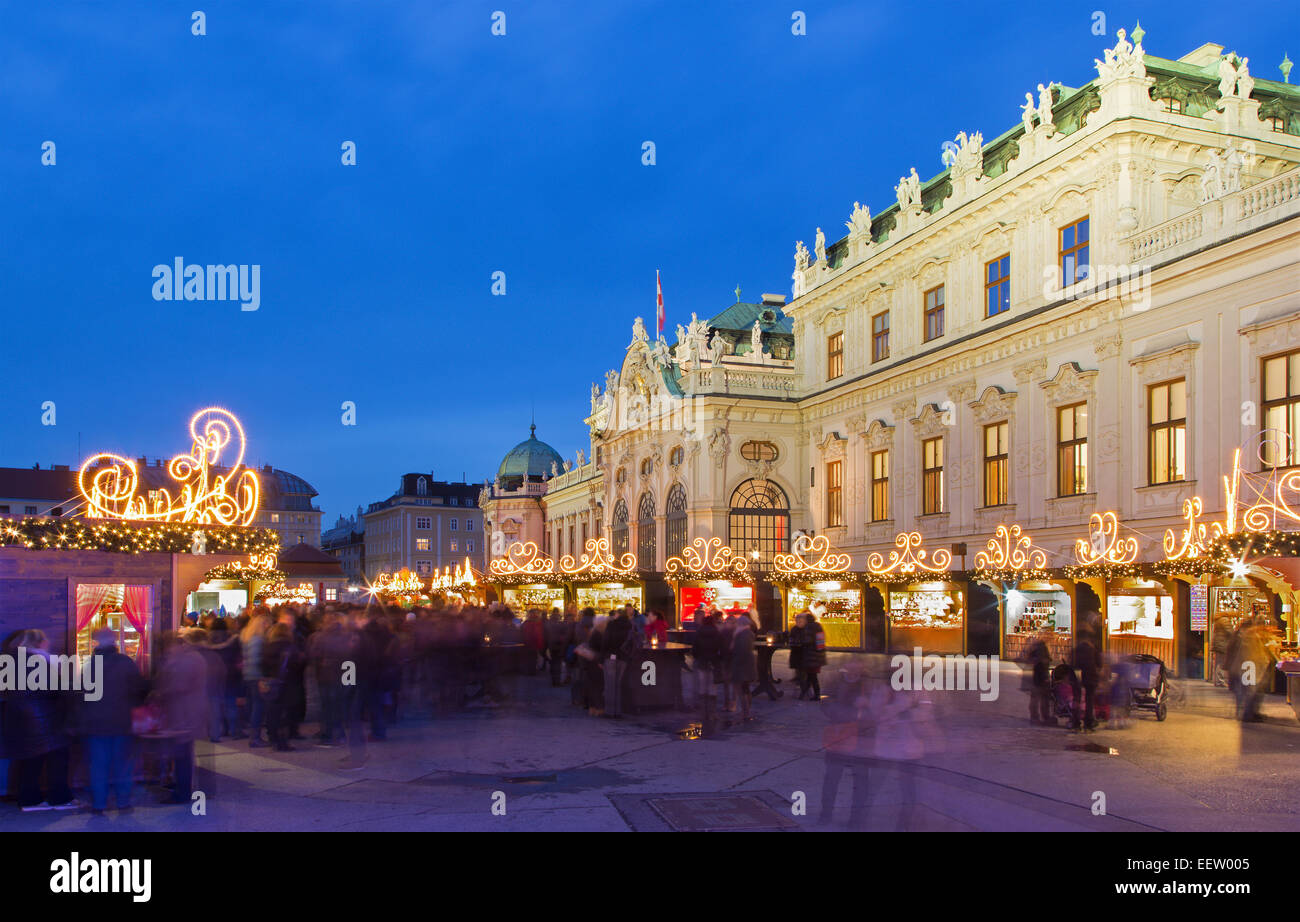 Wien - Schloss Belvedere auf dem Weihnachtsmarkt in Dämmerung Stockfoto