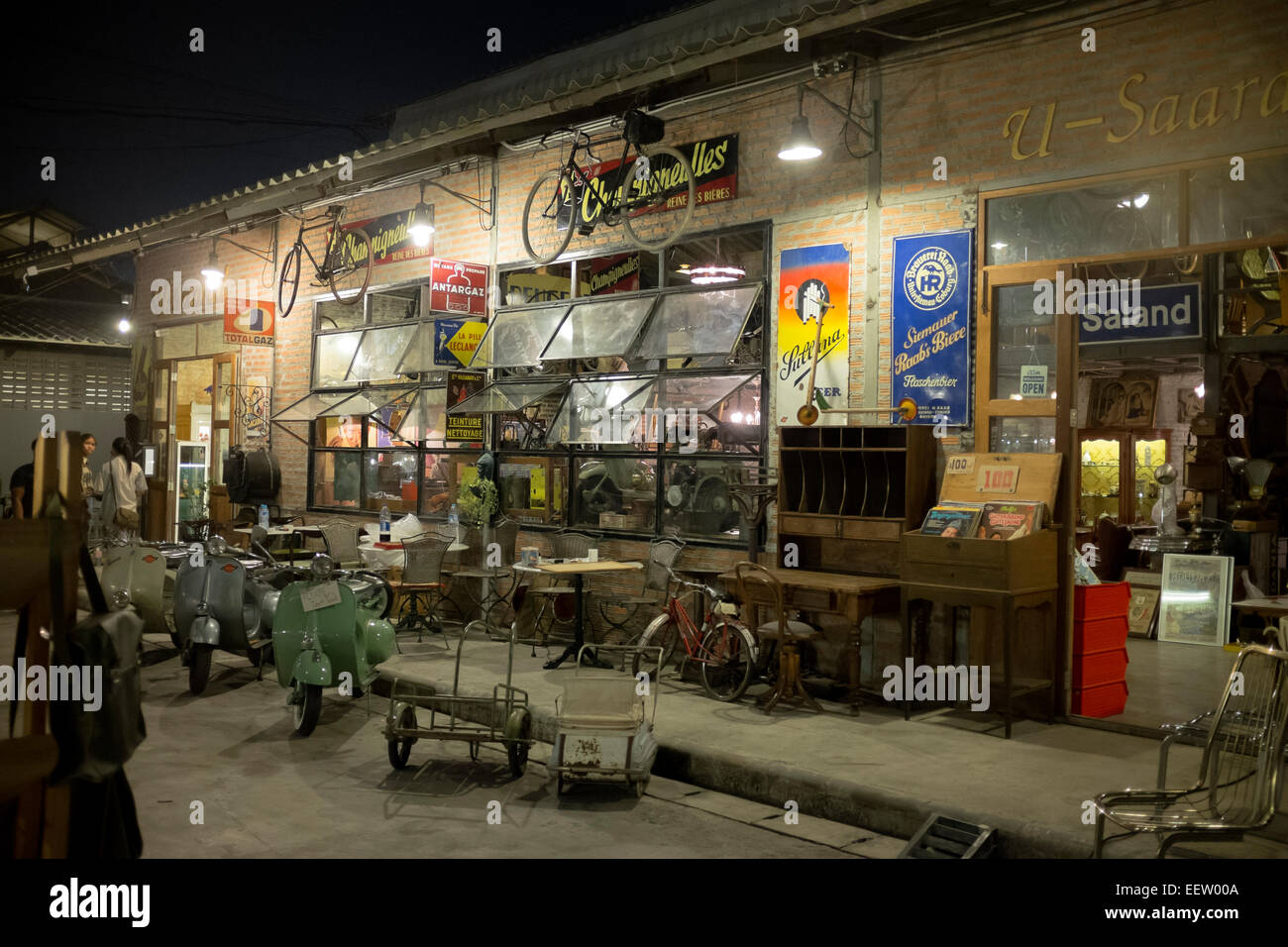 Vintage oder Antiquitätengeschäft auf dem Nachtmarkt Zug in Bangkok Thailand Stockfoto