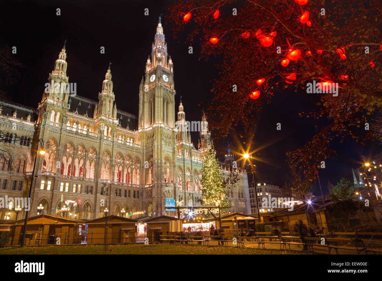 Wien - Turm des Rathauses und Weihnachten Dekoration Stockfoto