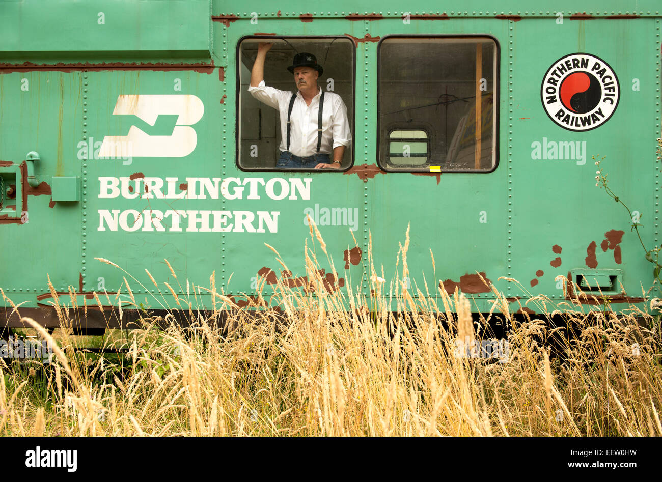 Mann in eine Melone in einem Eisenbahnwaggon Stockfoto