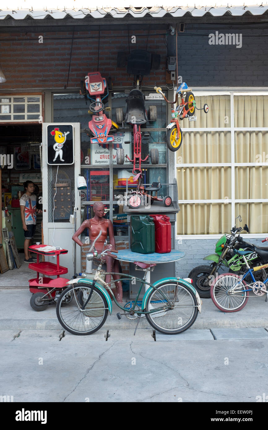 Vintage oder Antiquitätengeschäft auf dem Nachtmarkt Zug in Bangkok Thailand Stockfoto