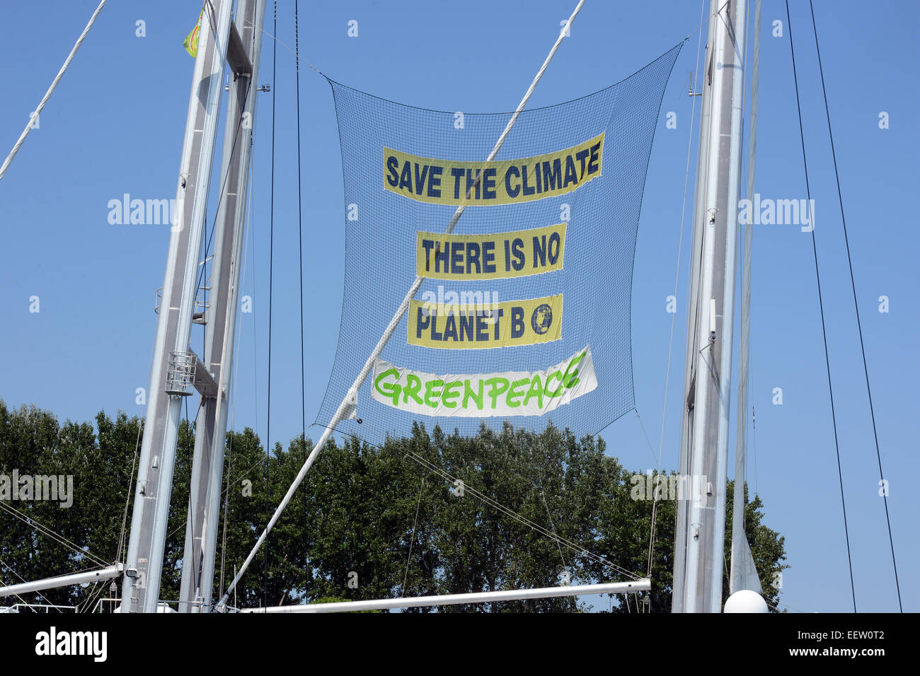 Rainbow Warrior von Greenpeace Schiff Mast mit dem Slogan "Rettet dem Klima, es gibt, keinen Planeten B" Stockfoto