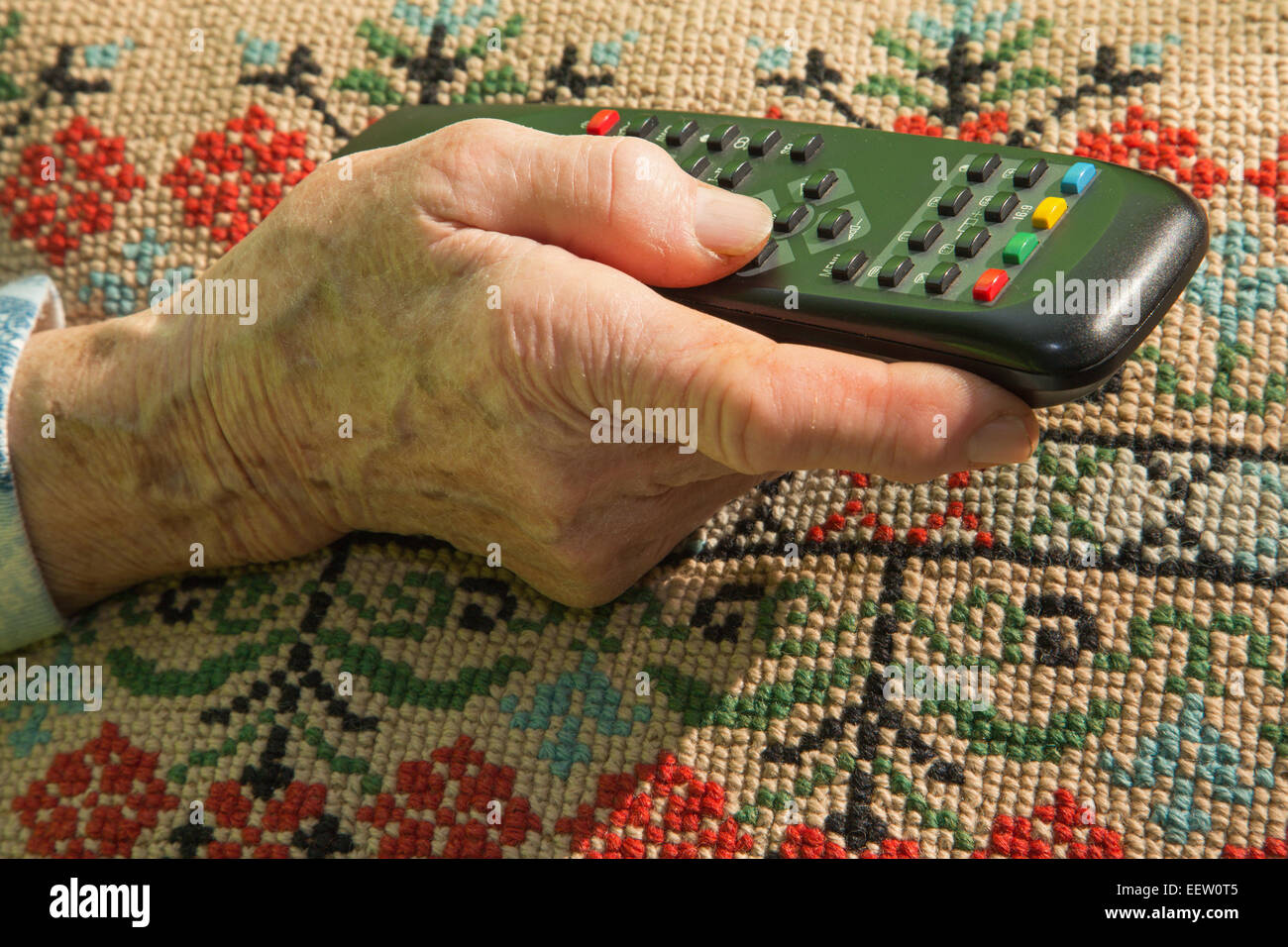 Hand der alten Frau mit TV Treiber Stockfoto