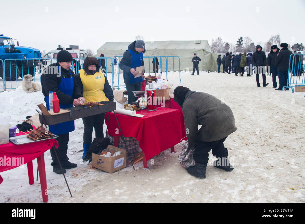 PETROPAVLOVSK, Kasachstan - 19. Januar 2015: Tee, Grill. Orthodoxe Kirche Heilige Epiphanie Tag Stockfoto