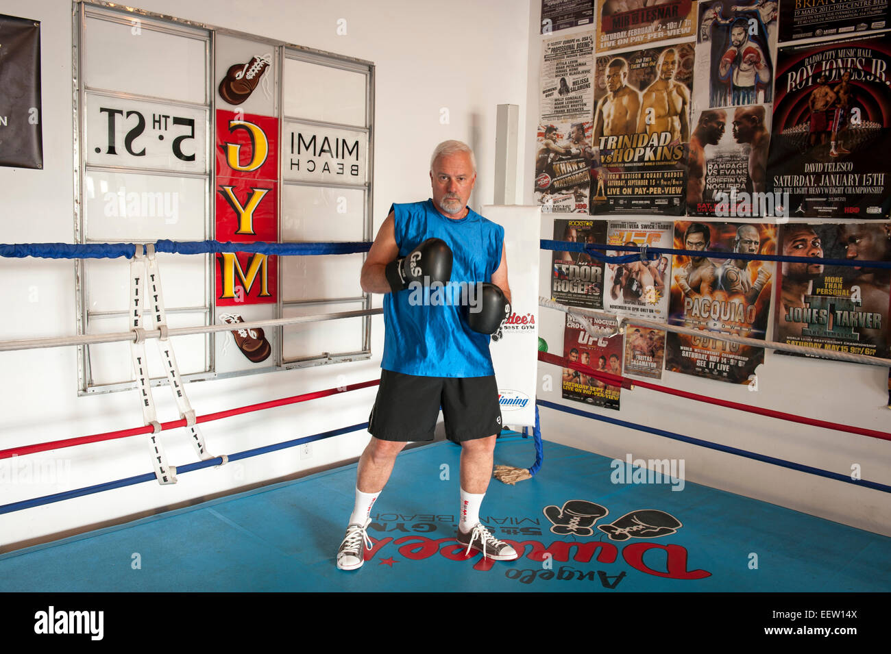 Reife Männchen in einem Boxring kämpfen wird vorbereitet Stockfoto