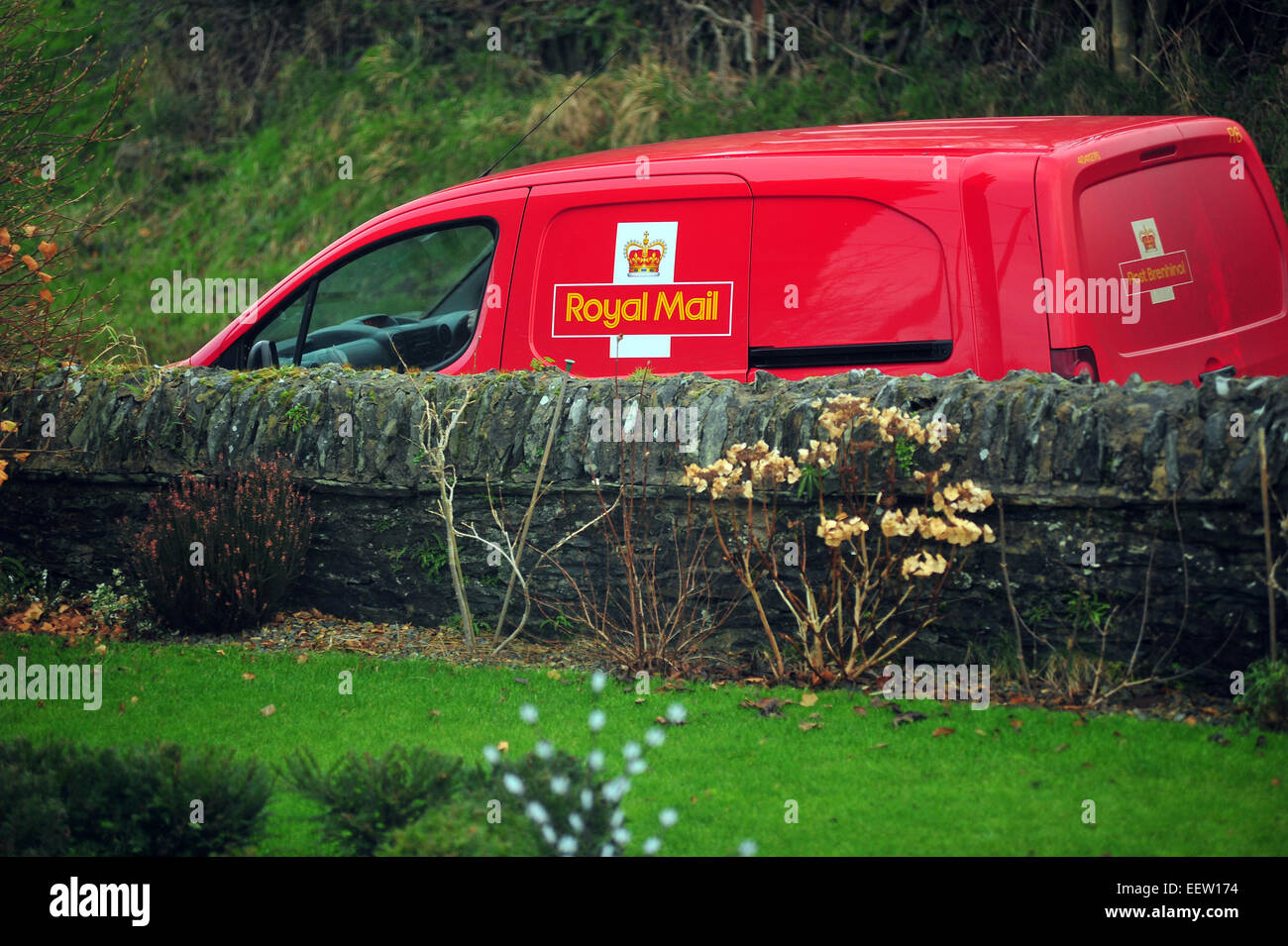 Royal Mail Post van liefert Post in einer ländlichen Gegend in Wales. Stockfoto