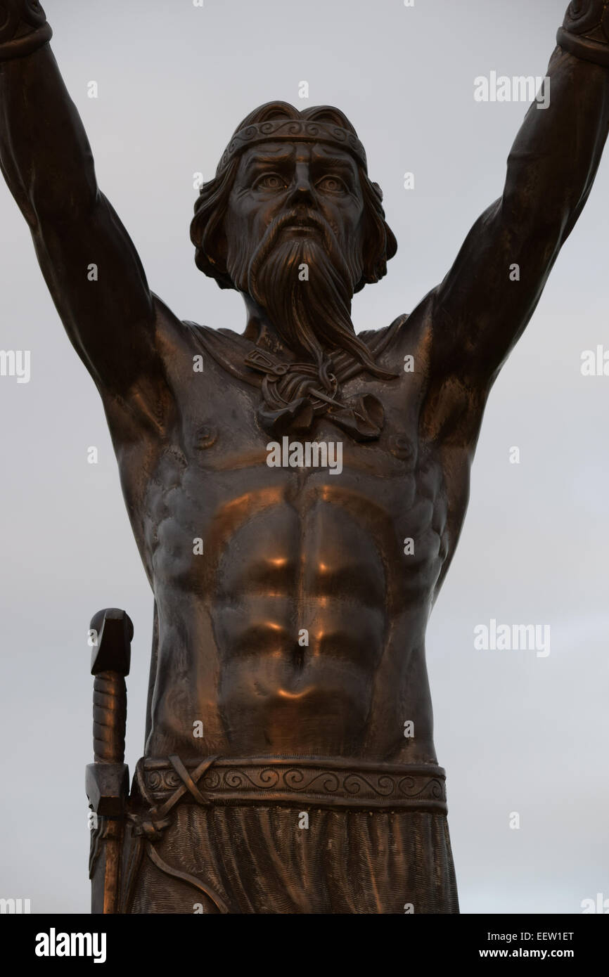 Datei-PIC: Limavady, Co Londonderry, Nordirland, Vereinigtes Königreich die Statue des irischen Meeresgott, Manannan Mac Lir, wurde letzte Nacht gestohlen. Die Statue wurde von seinem Stand auf Gortmore genommen Aussichtspunkt am Binevenagh Berg in der Nähe von Londonderry Limavady, Co. Die Statue bewacht Magilligan und zu Co Donegal in Irland und war eine beliebte Touristenattraktion auf der berühmten Causeway-Küste geworden. Die Statue wurde vom Bildhauer, John Darren Sutton, erschaffen, der auf der Serie Game of Thrones TV gearbeitet hat. Alle Bilder, aufgenommen am 17. Juli 2014.   Bildnachweis: Eoin McConnell/Alamy Live-Nachrichten Stockfoto