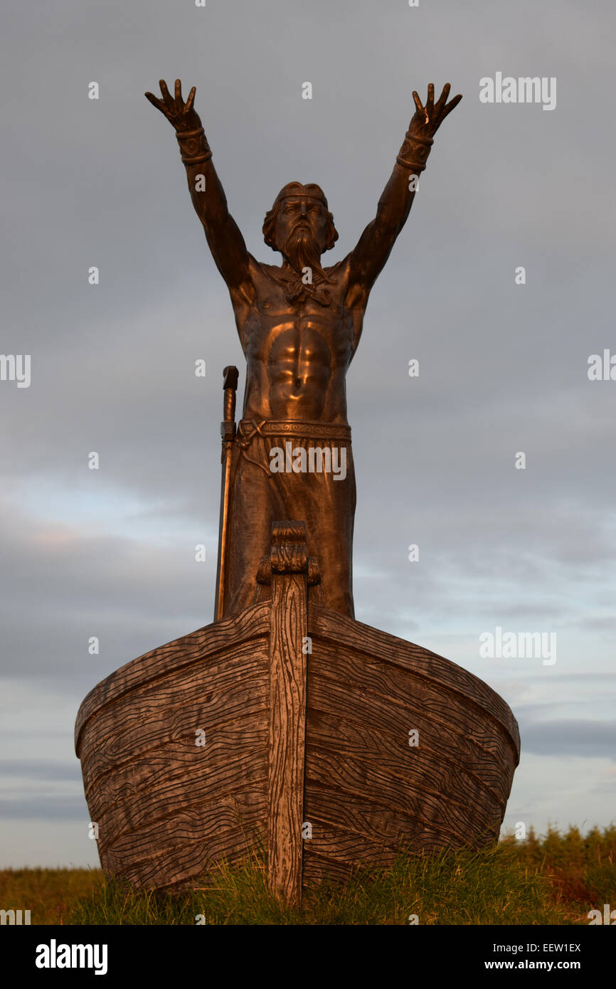 Datei-PIC: Limavady, Co Londonderry, Nordirland, Vereinigtes Königreich die Statue des irischen Meeresgott, Manannan Mac Lir, wurde letzte Nacht gestohlen. Die Statue wurde von seinem Stand auf Gortmore genommen Aussichtspunkt am Binevenagh Berg in der Nähe von Londonderry Limavady, Co. Die Statue bewacht Magilligan und zu Co Donegal in Irland und war eine beliebte Touristenattraktion auf der berühmten Causeway-Küste geworden. Die Statue wurde vom Bildhauer, John Darren Sutton, erschaffen, der auf der Serie Game of Thrones TV gearbeitet hat. Alle Bilder, aufgenommen am 17. Juli 2014.   Bildnachweis: Eoin McConnell/Alamy Live-Nachrichten Stockfoto