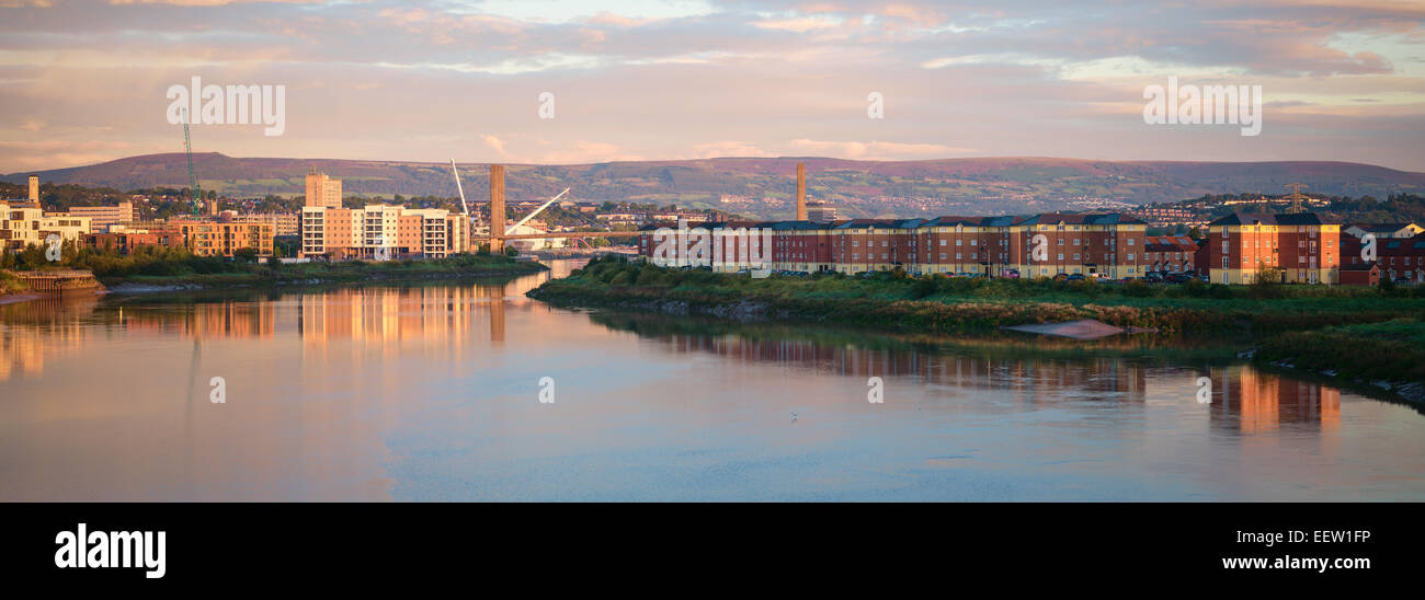 Der Fluss Usk und Newport City zeigt einige berühmte Strukturen und Twmbarlwm auf Mynnyd Main Berg. Stockfoto