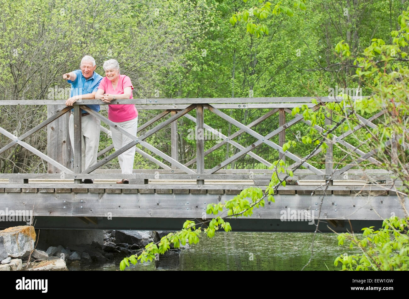 Älteres Paar auf eine Fußgängerbrücke Stockfoto