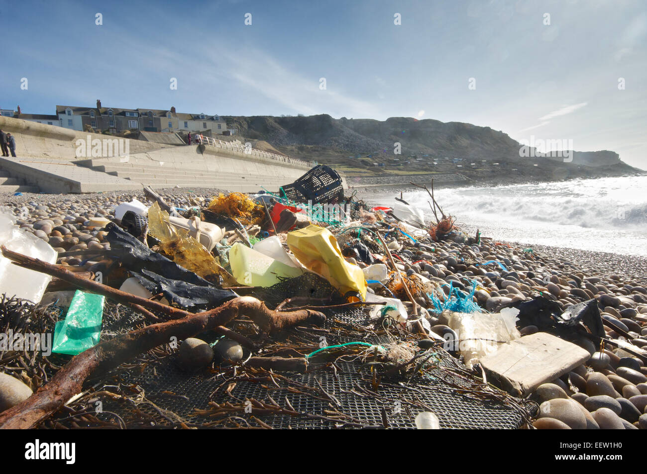 Müll gewaschen bis auf einen Strand nach einem Sturm, Dorset, Großbritannien Stockfoto