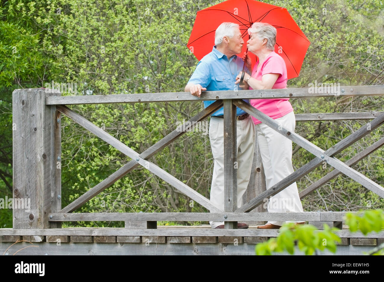Älteres Paar küssen Stockfoto